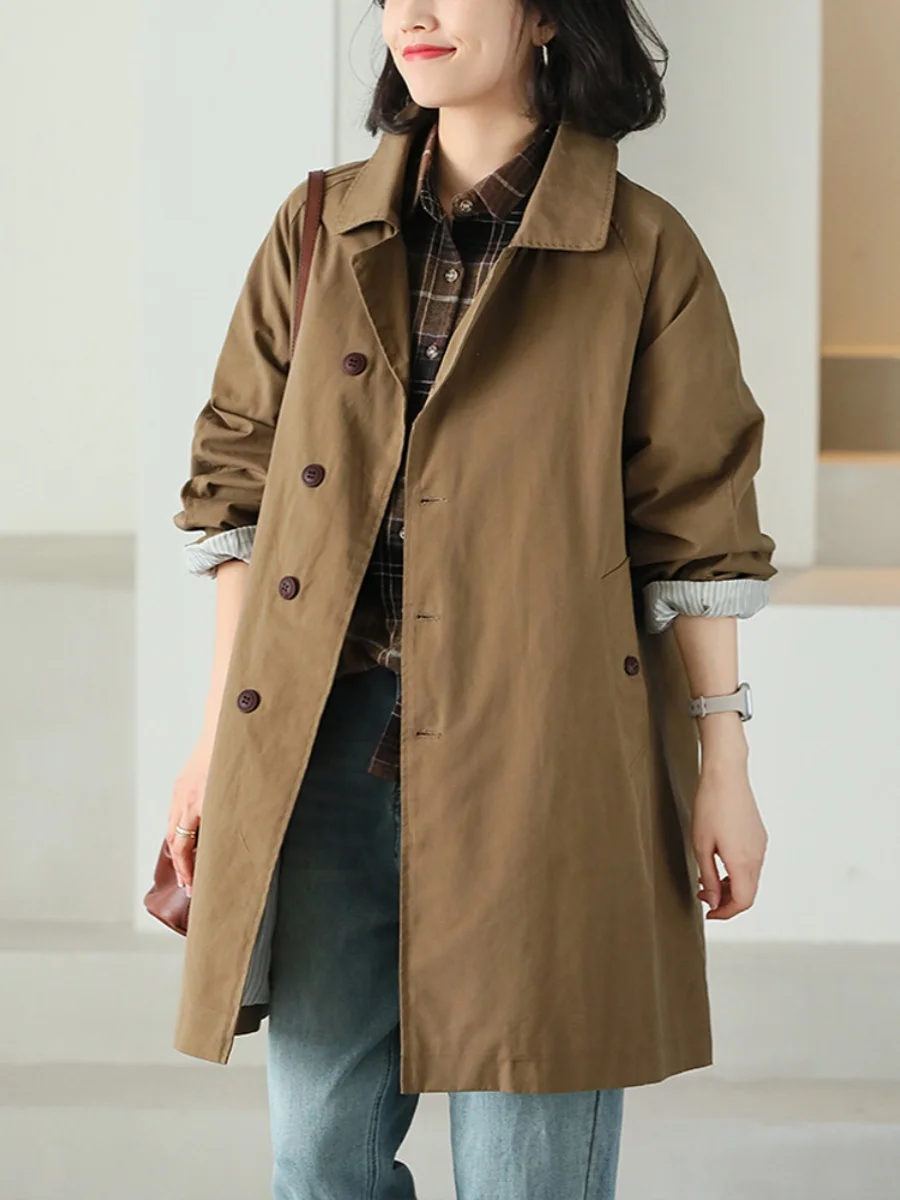大人可愛い服 50代コーデ｜銅ボタン付きコットントレンチコートのデザインと特徴