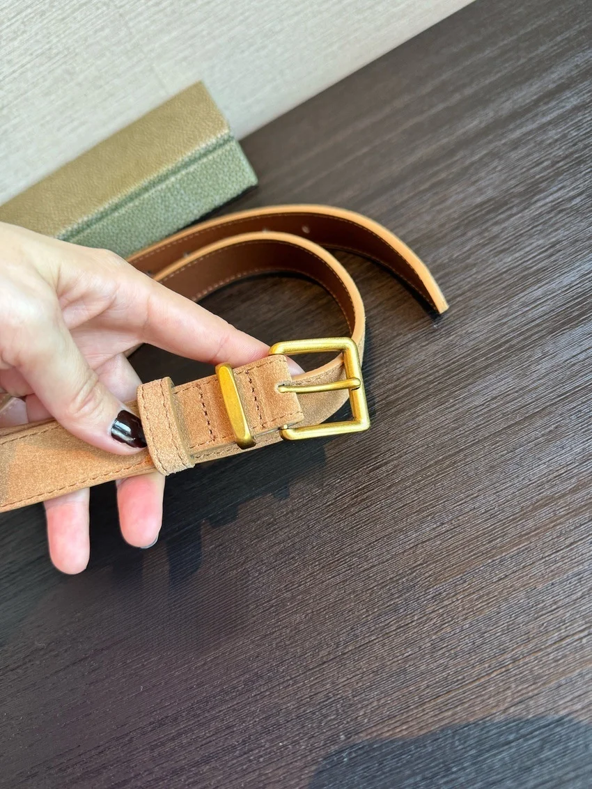 ショルダー ベルトをどう選ぶ？カーキ色のシンプルベルトが通勤からレジャーまで救う理由