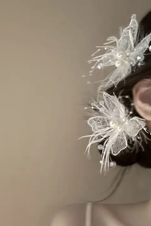 華やかさを演出！レースと羽根の蝶のヘアクリップ【パール付き・サイドスタイル・ウェディング用】