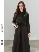 春季向けの短丈ジャケットとスカートのコーディネート（セットアップ対応）