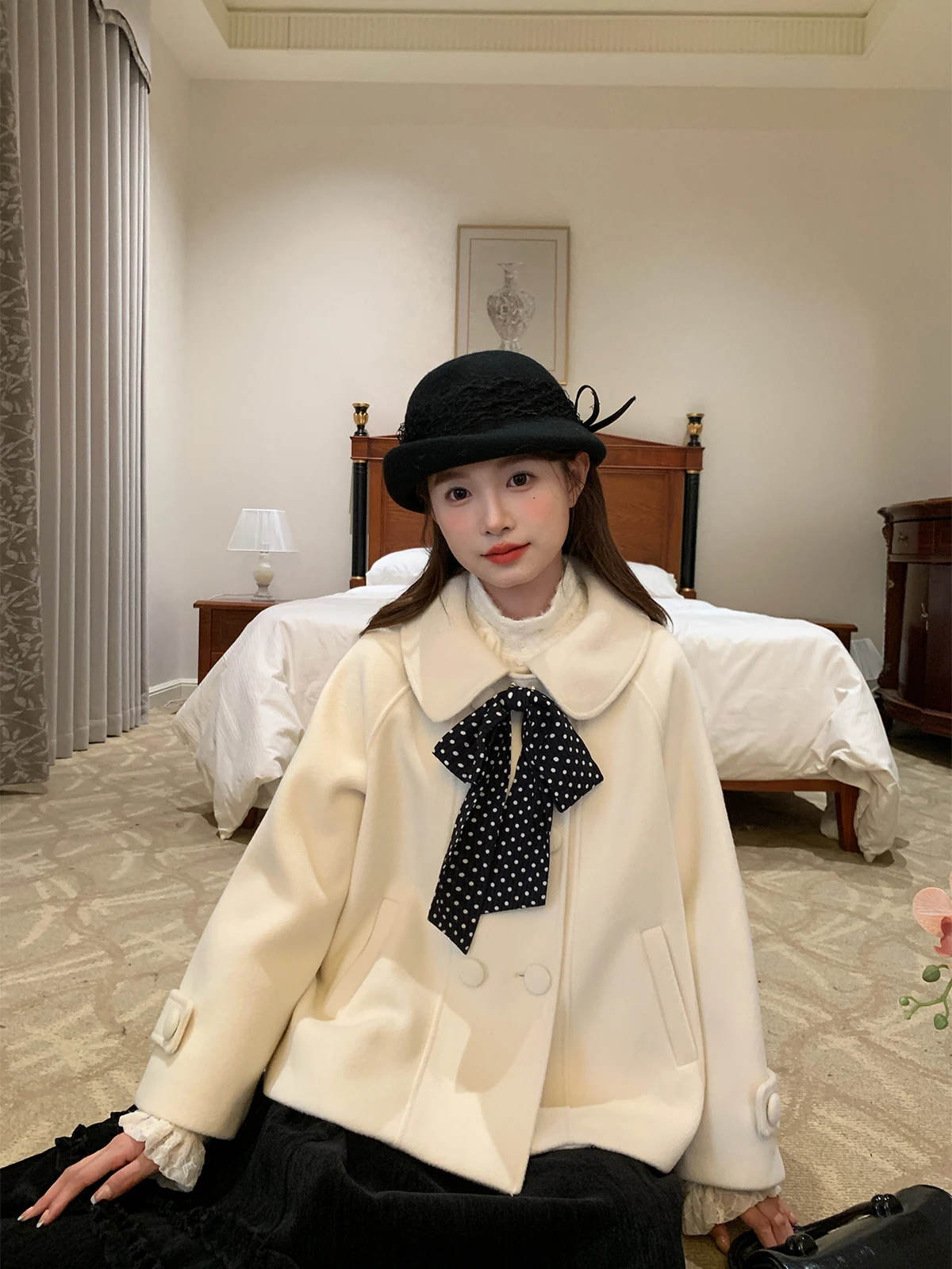 ぬいぐるみ服の冬用コート：小柄向けリボン付きドールカラーウールコートの実用性とデザイン解析