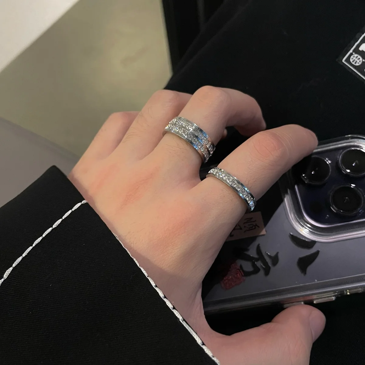 おしゃれな人が選ぶ 結婚指輪：全体に埋め込まれたストーンのチタン製リングの選び方