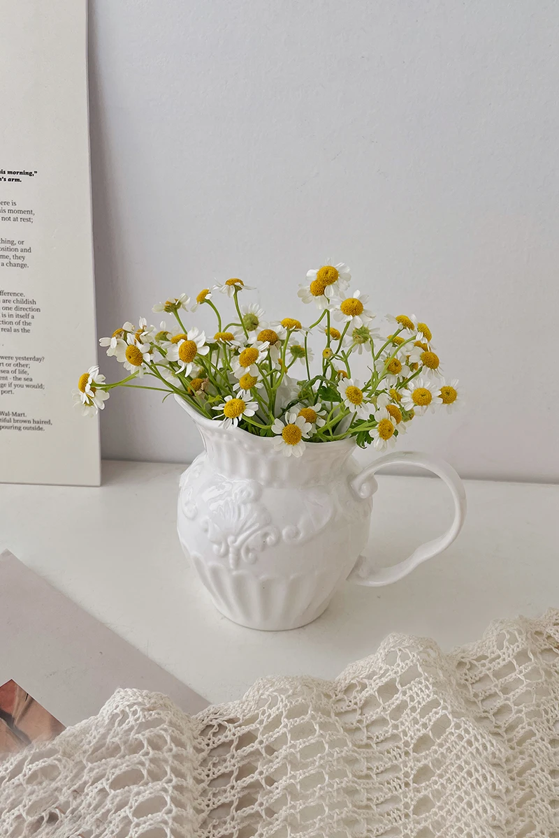 アンティーク風浮彫り陶器の花瓶【ホワイト・インテリア装飾用・小さなミルクポット】