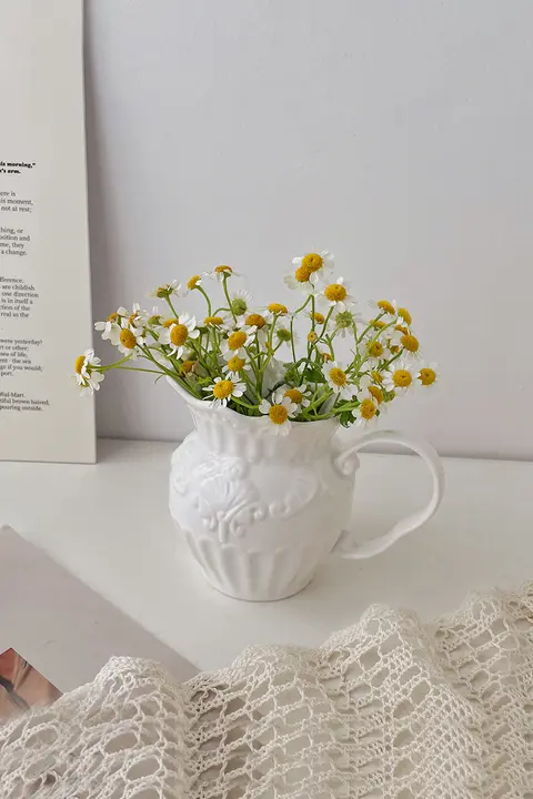 アンティーク風浮彫り陶器の花瓶【ホワイト・インテリア装飾用・小さなミルクポット】