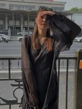 洗練された黒のデザイナー風ドレス【袖なしキャミワンピース・防晒シャツ付き・上品なスタイル】（セットアップ対応）
