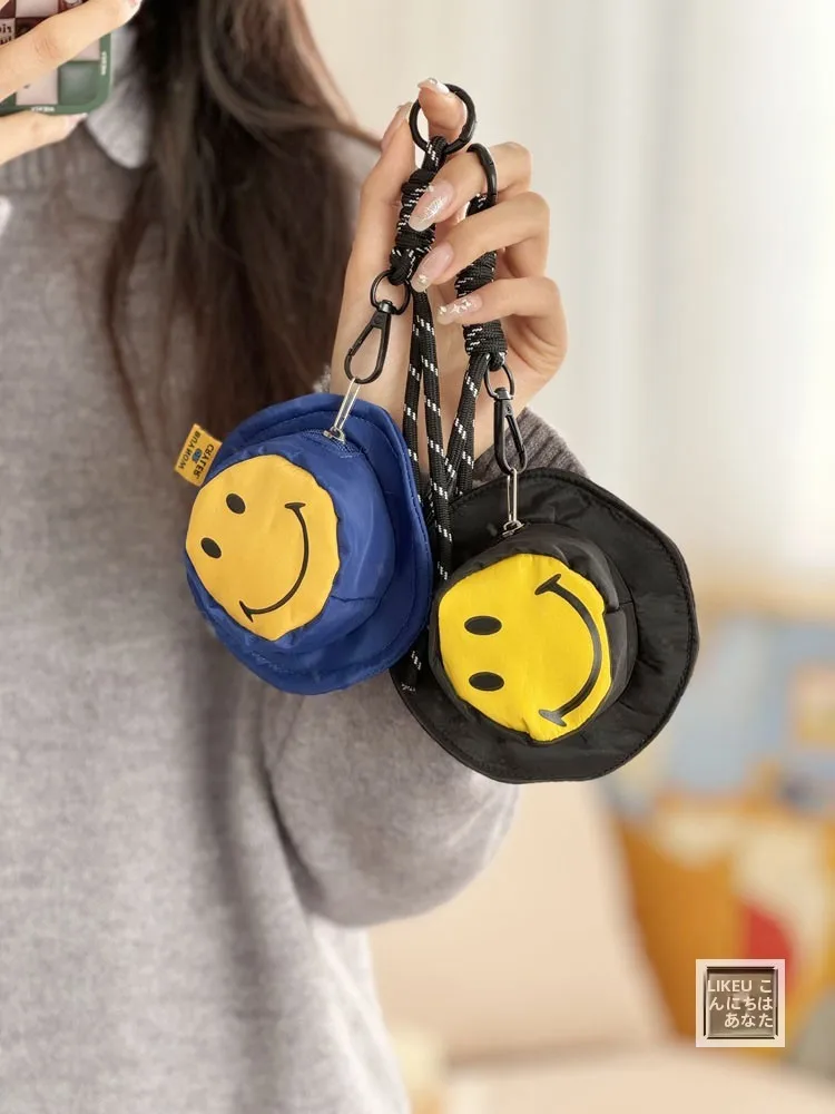 個性的スマイルデザインのミニフィッシャーハット：キャンプ小物としての実用性とデザインのバランス
