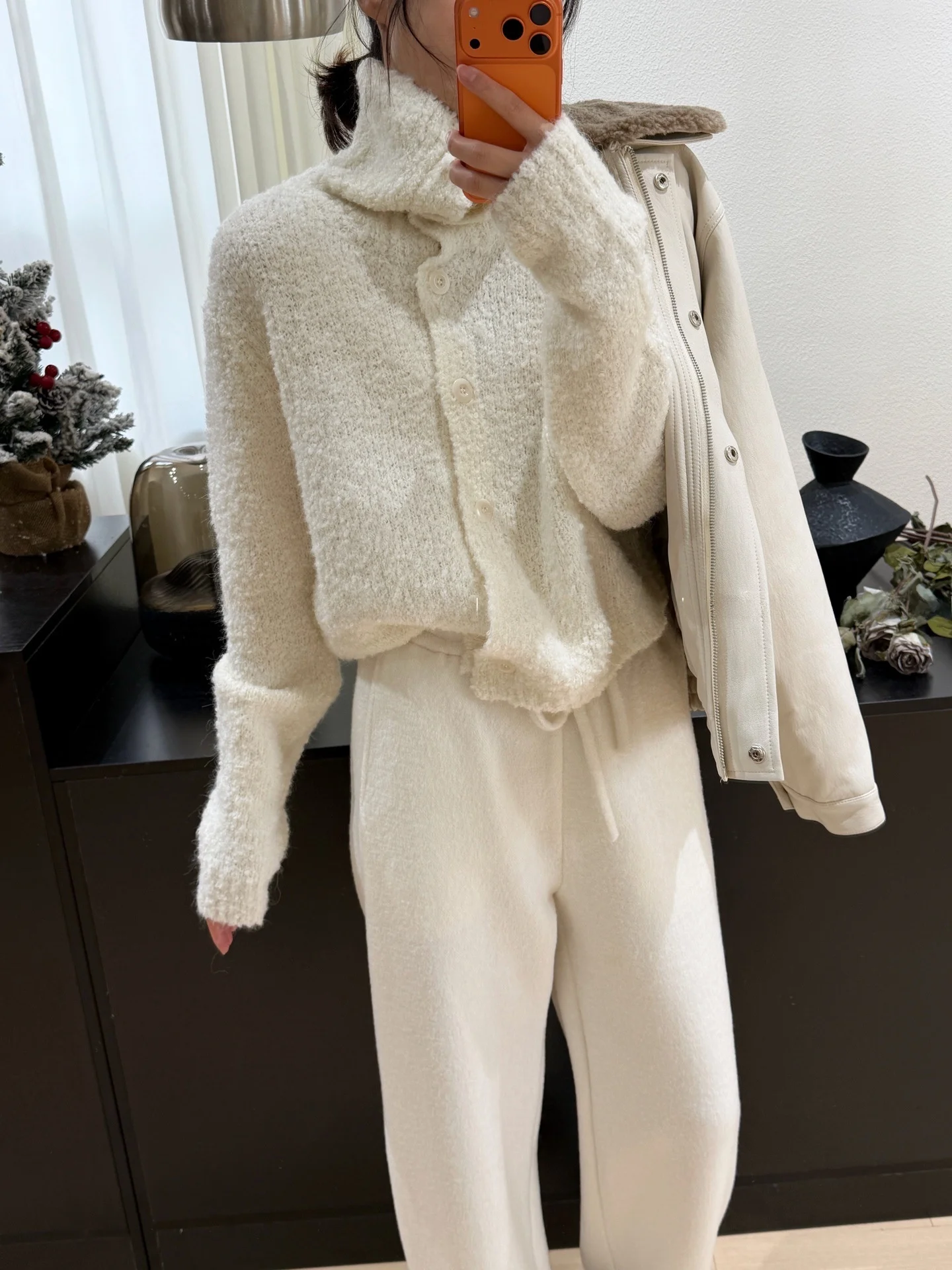 白シャツ カーディガン おすすめの高襟デザインと通勤風スタイル