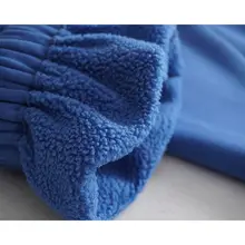 カラーが引き立つ！青色のウエストゴム付きドローストリング厚手フリースジョガーパンツ（セットアップ対応）