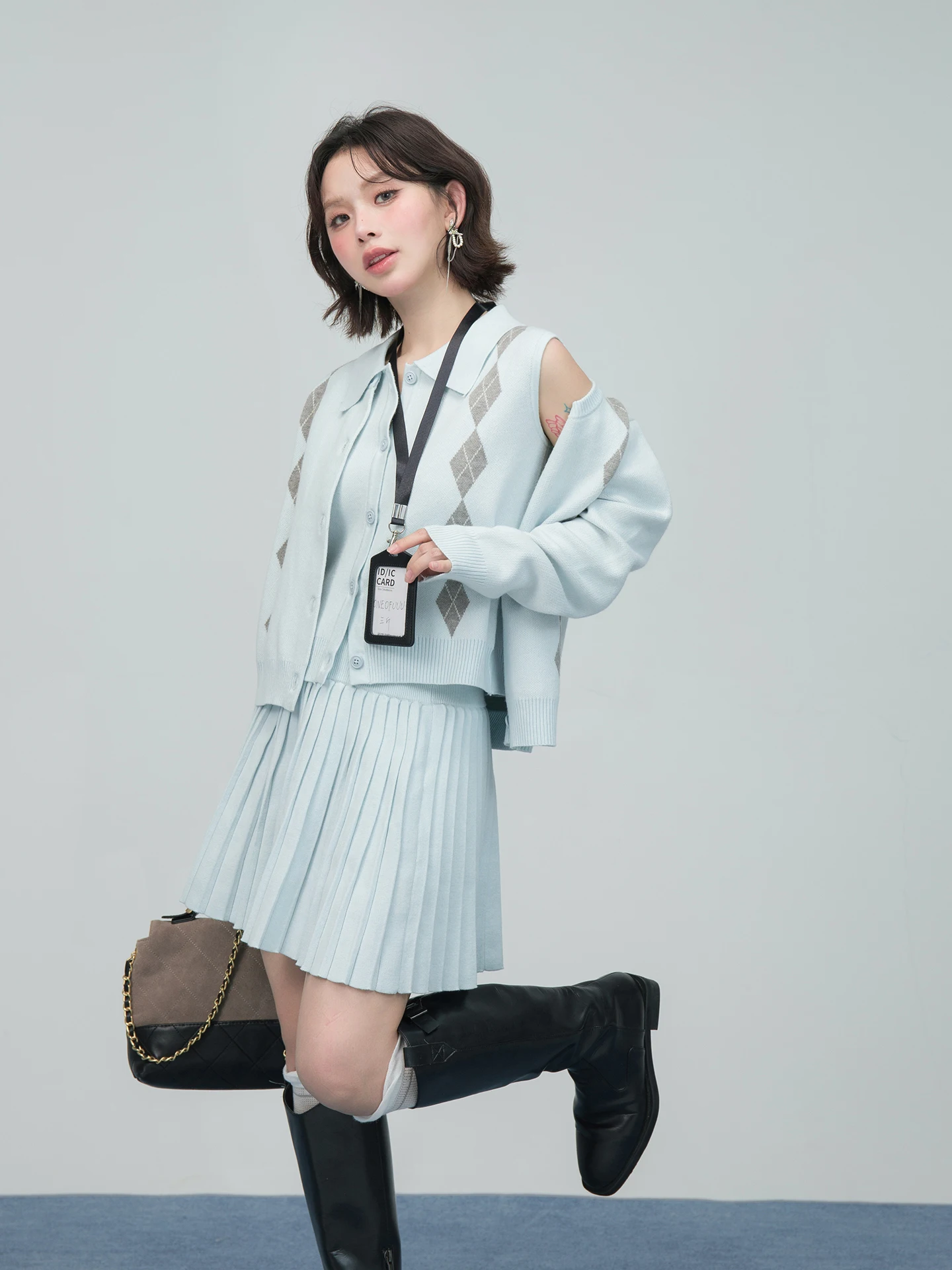 春の淡色コーデに合うアイテムは？学院風のカーディガンとスカートセットが解決する理由