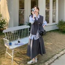 ベストとシャツとスカートの女性春秋向けコーディネート【独特で美しいデザイン】（セットアップ対応）