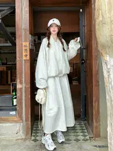 感のあるグレーのスウェットとスカートのコーディネート【春秋用・女性向け・大人カジュアル】（セットアップ対応）