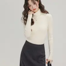 アーモンドカラーのハイネックニットトップス【女性用・フィット感あり・秋冬用】