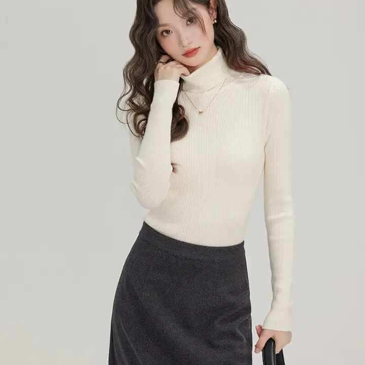 アーモンドカラーのハイネックニットトップス【女性用・フィット感あり・秋冬用】