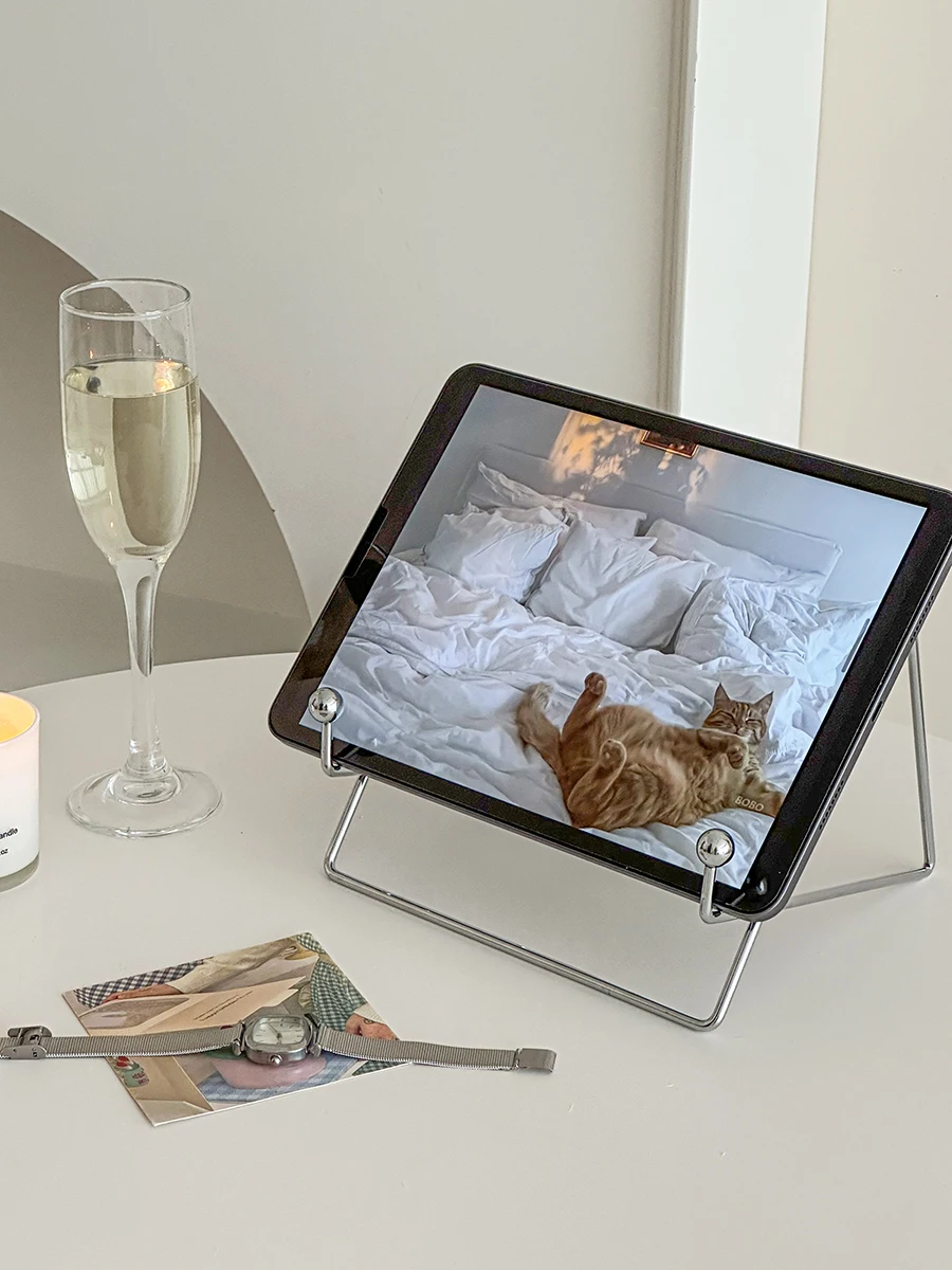 インスタ風金属タブレットスタンド：デスク・ベッド用の軽量で安定した設置解決