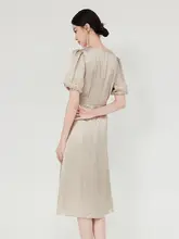 フレンチスタイルの優雅なVネックバブルスリーブドレス【醸酸サテン・フィット感】