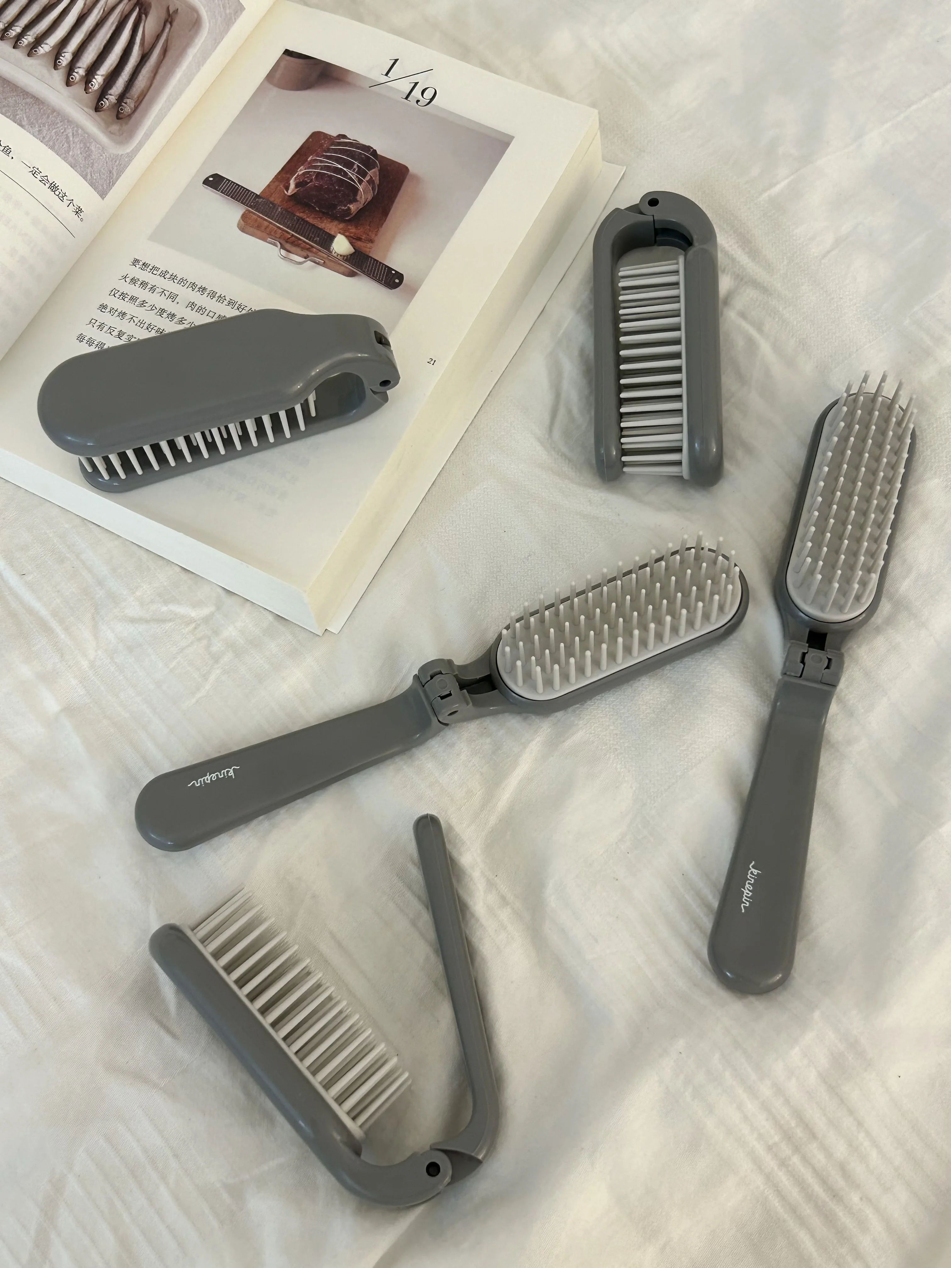 可愛いミニ折りたたみヘアブラシ：旅行や日常で柔らかくまとめるための実用設計