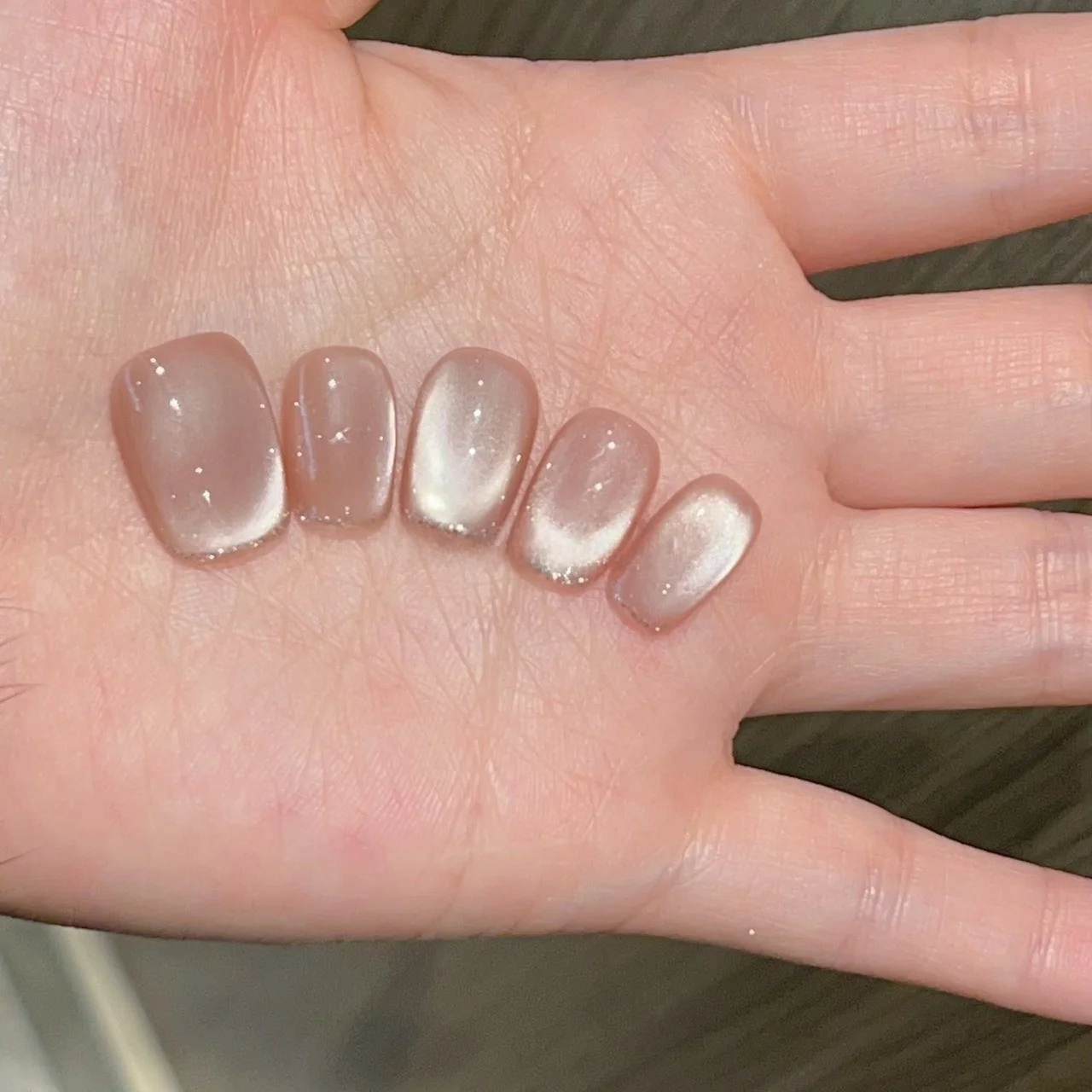 初夏のネイルに何が合う？白鹅绒猫眼ネイルが選ばれる理由とは