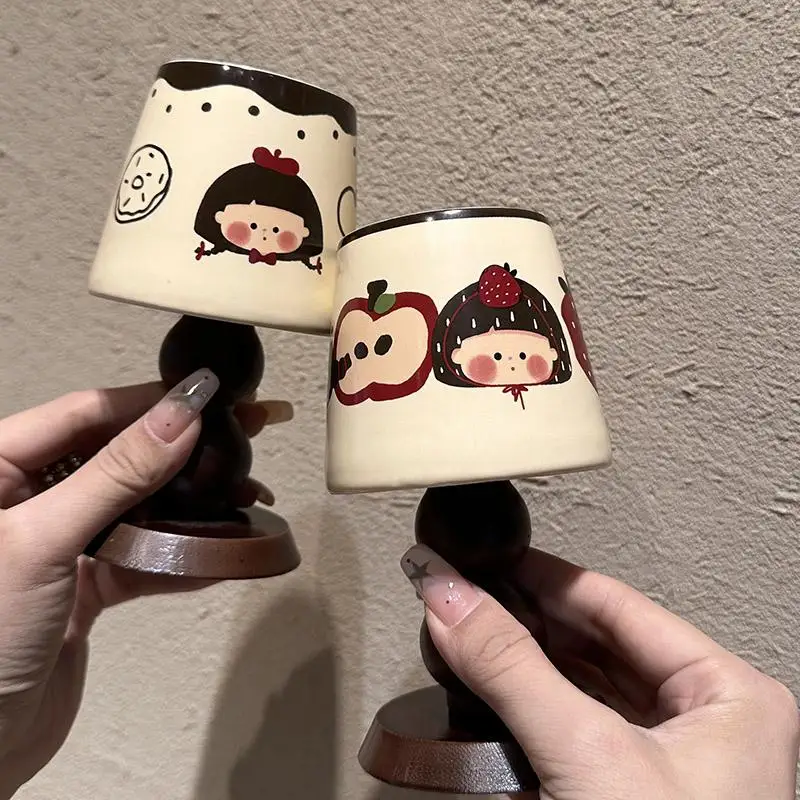 ストロベリーガールデザインの高脚デザートカップ：部屋に置いてもおしゃれで機能する小物