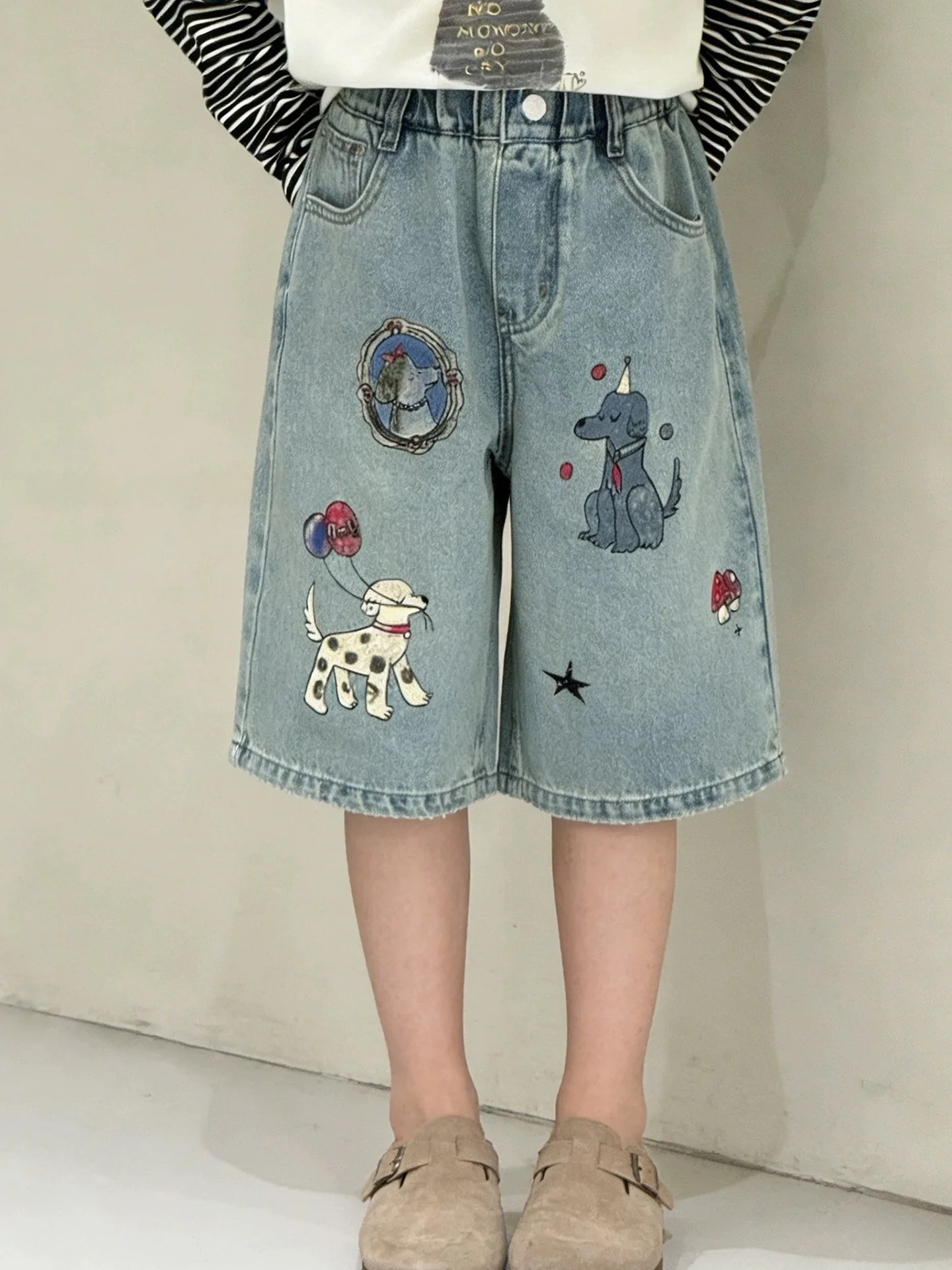 可愛らしいデザインの女の子用デニムパンツ【グラフィティ五分丈】：デニムファッションの若者向けスタイルガイド