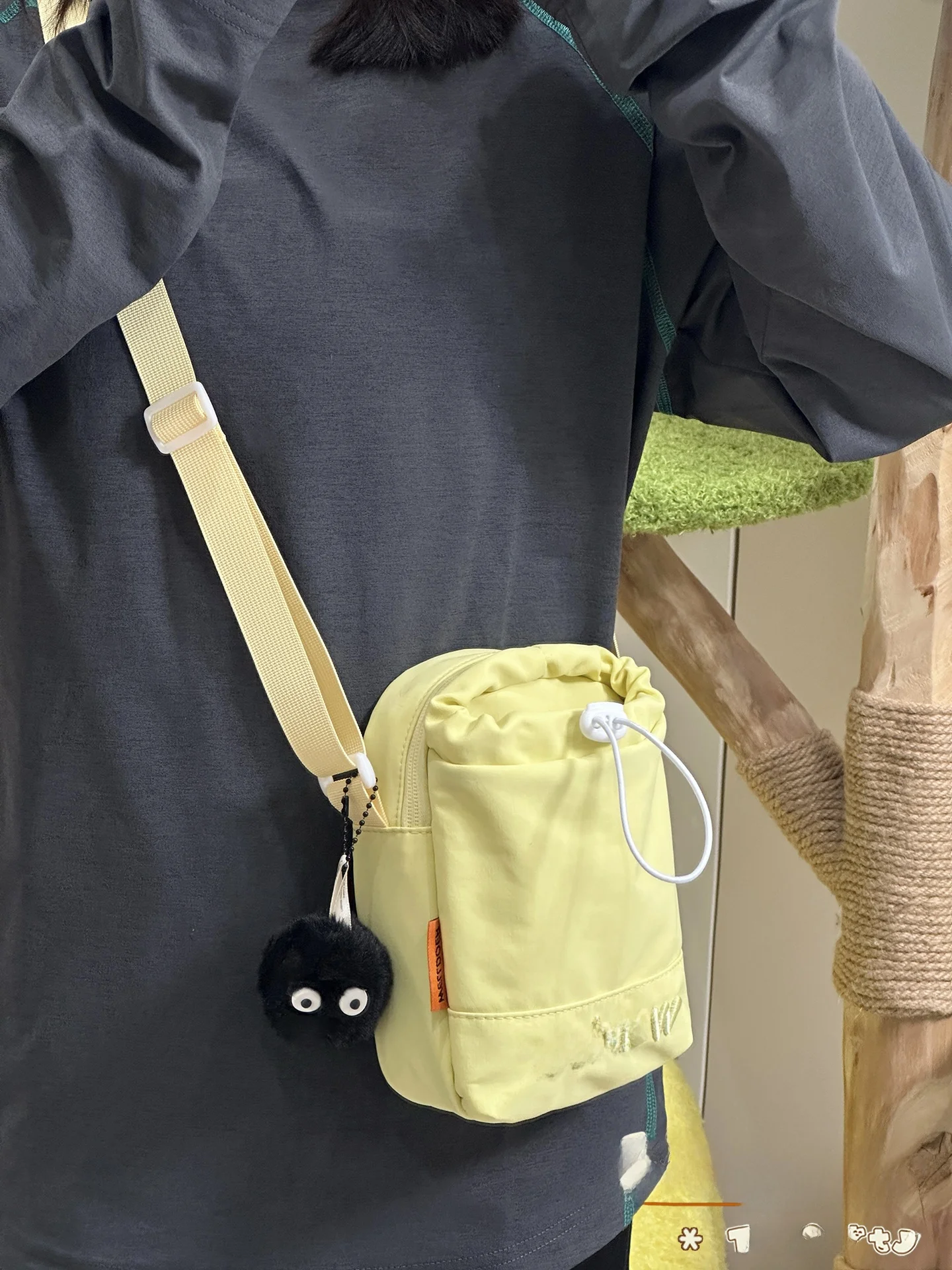 軽量なモバイルポーチ：旅行用・ミニサイズで小型ガジェットを安全に収納