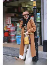 カラメルカラーの中長丈レディーストレンチコート【春秋用・カジュアル・小柄向け】