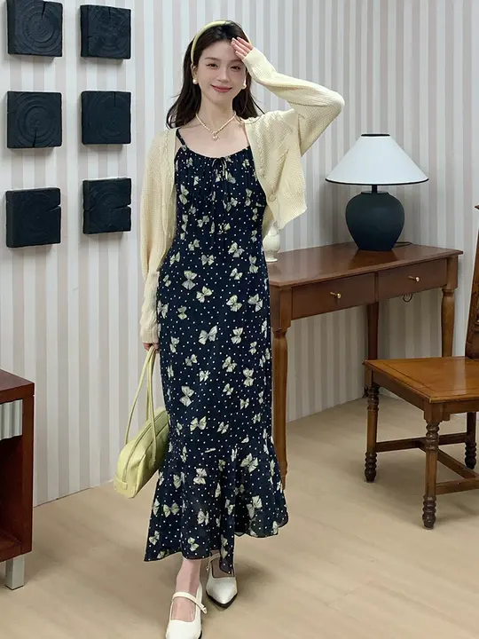 秋季のフェミニンな装い！オープンフロントのカーディガンとフラワープリントキャミソールワンピース（セットアップ対応）