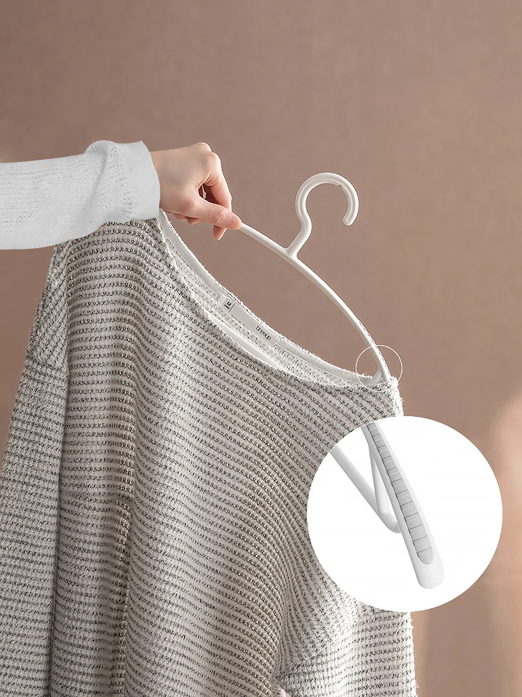 滑り止め付き広肩ハンガー：洋服収納の安定性と空間効率を実現