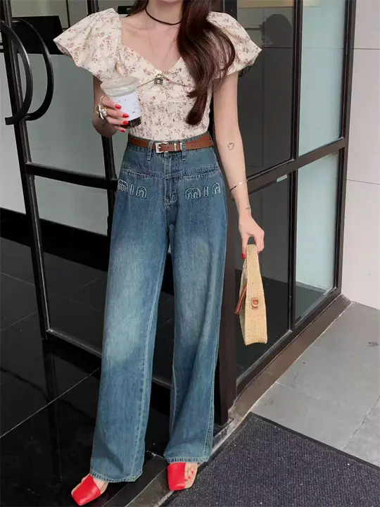 深い青のロゴ入りハイウエストワイドレッグデニムパンツ【夏用・フィット】（セットアップ対応）