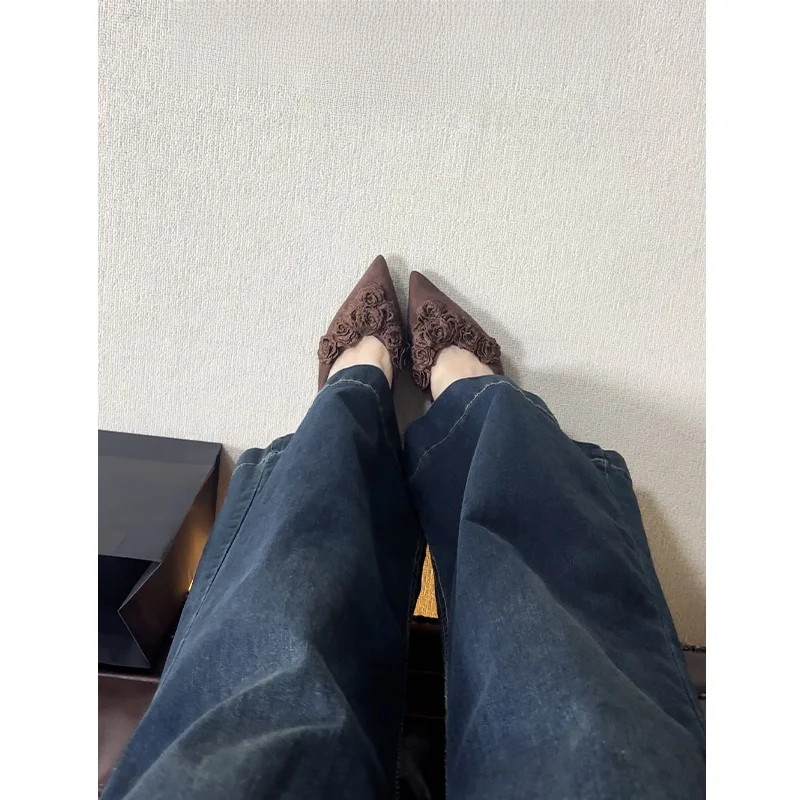 バラ色の粗いヒールパンプス：高ヒールでも足にやさしいデザインの実際