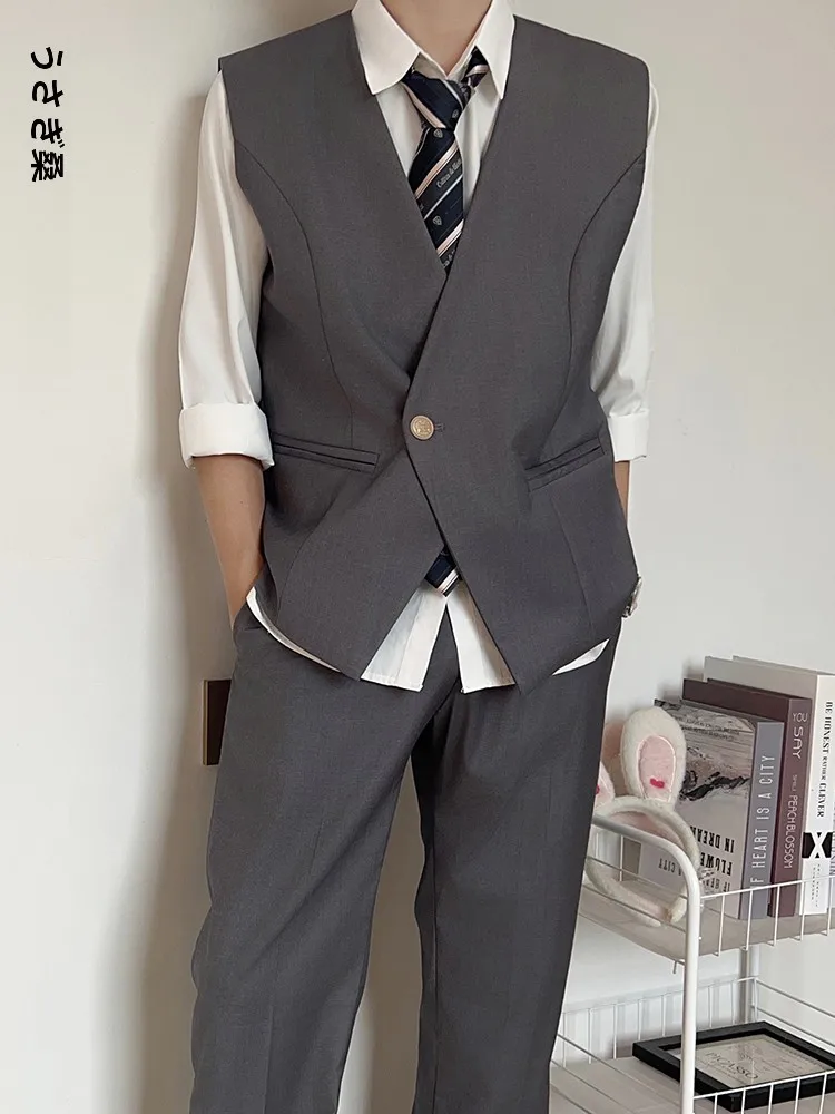 スーツの背中が気になるなら、この「高校スタイルの燕尾服風ベスト」が解決する？