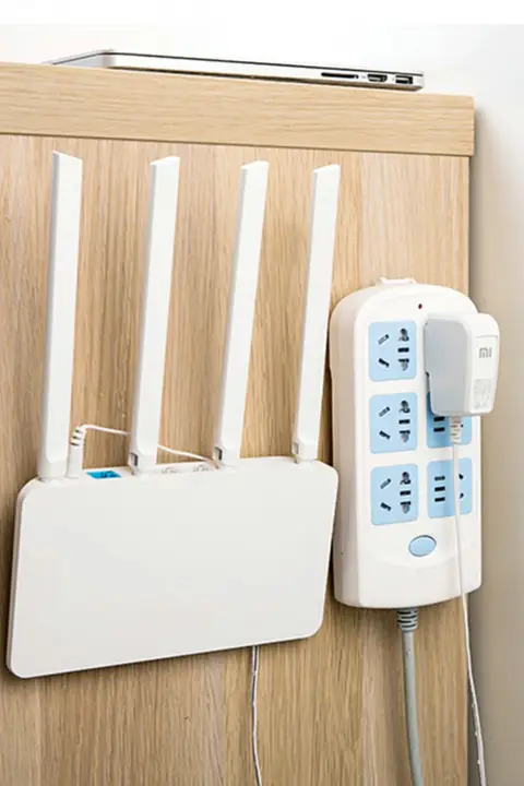 壁掛けタイプのコンセントホルダー【穴あけ不要・移動可能・強力粘着】