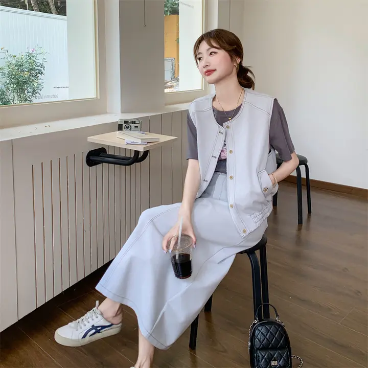 流行のデニムベストとスカートの三点コーデ【夏用・カジュアル・優雅なスタイル】（セットアップ対応）