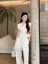 白色レースシャツとストレートパンツのおしゃれな夏用コーディネート（セットアップ対応）