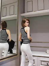 モダンなデザインのブラックホワイトストライプニットトップス【無袖・ラウンドネック・ビジュー付き】