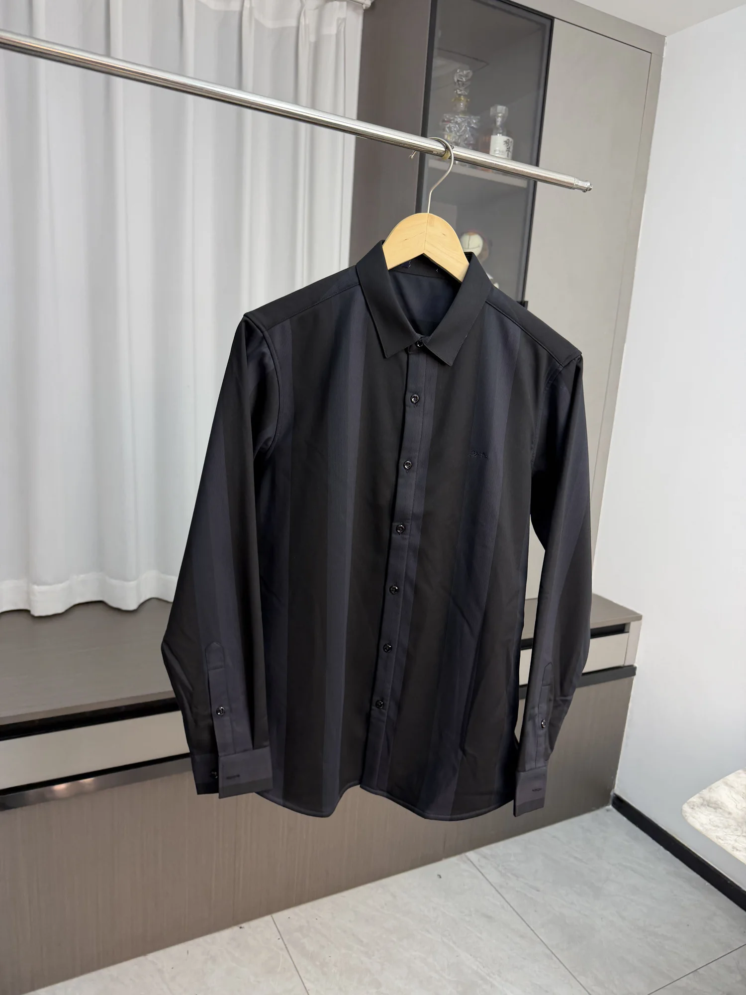 テーラードシャツを選ぶときに迷うのは、本当に「どんなシャツか」なのか？
