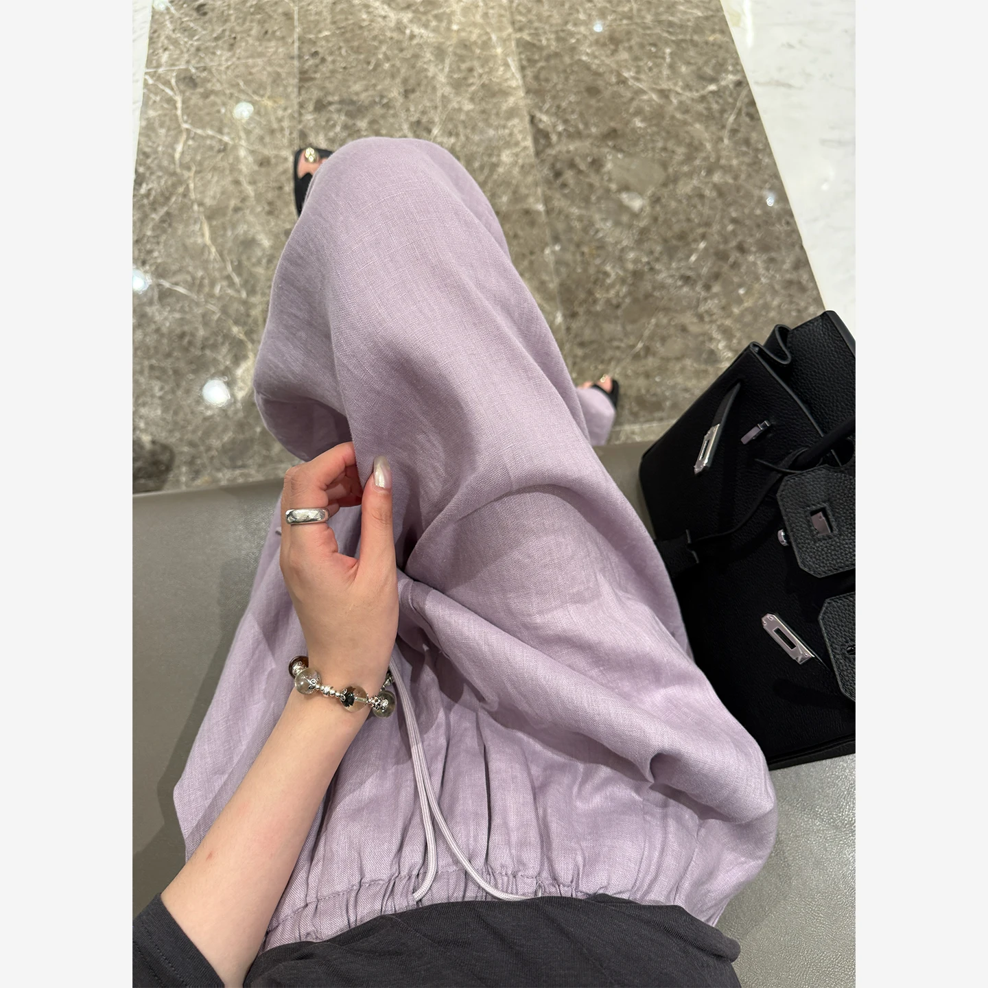 エッグパンツで通勤もデートも完璧に？女性のパンツ選びに欠かせない「全麻製のゆったりパンツ」の真実
