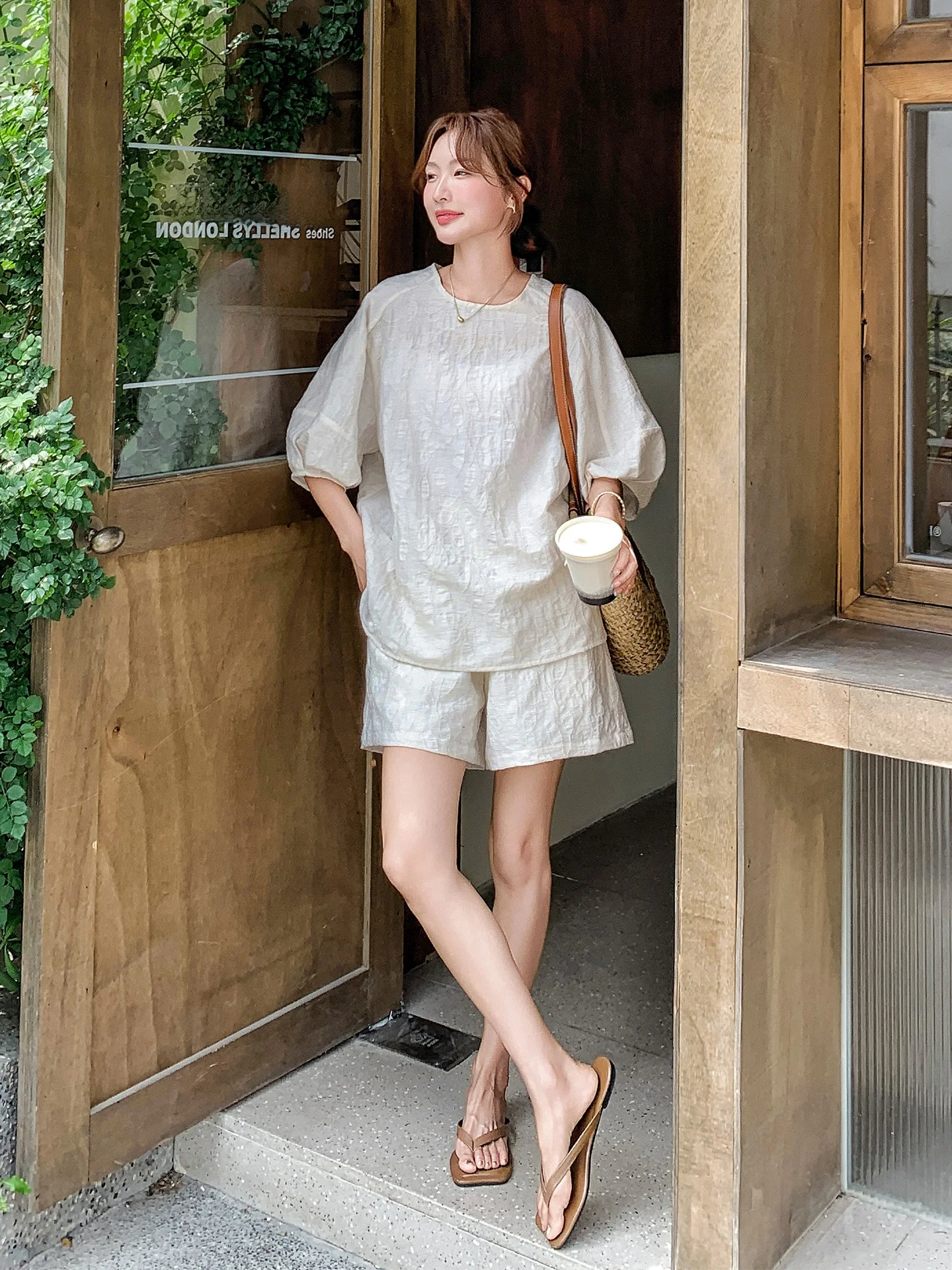 スリッポンと夏のコーデをどう組み合わせる？シンプルさと個性を両立する1つの答え