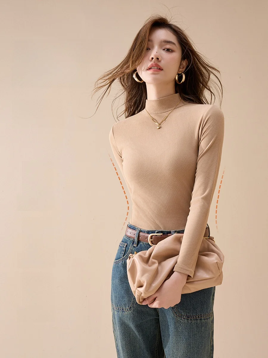 カーディガンの中に着る服は、本当に「柔らかさ」が勝る？