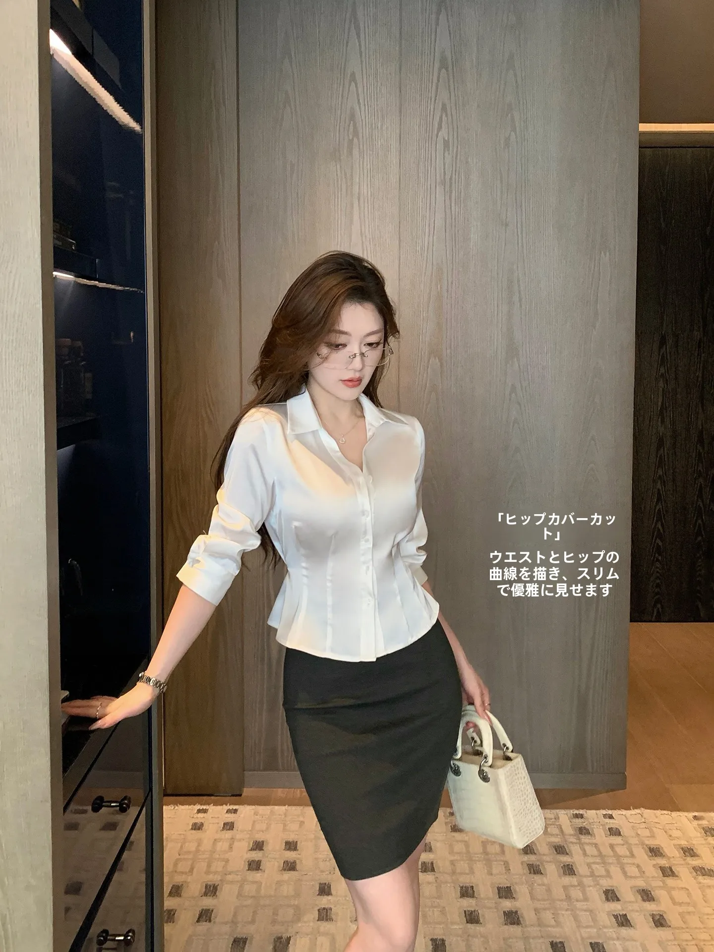 体のラインが出る服 職場でどう隠す？深灰色ストレートタイトスカートが解決するリアルな通勤スタイルとは