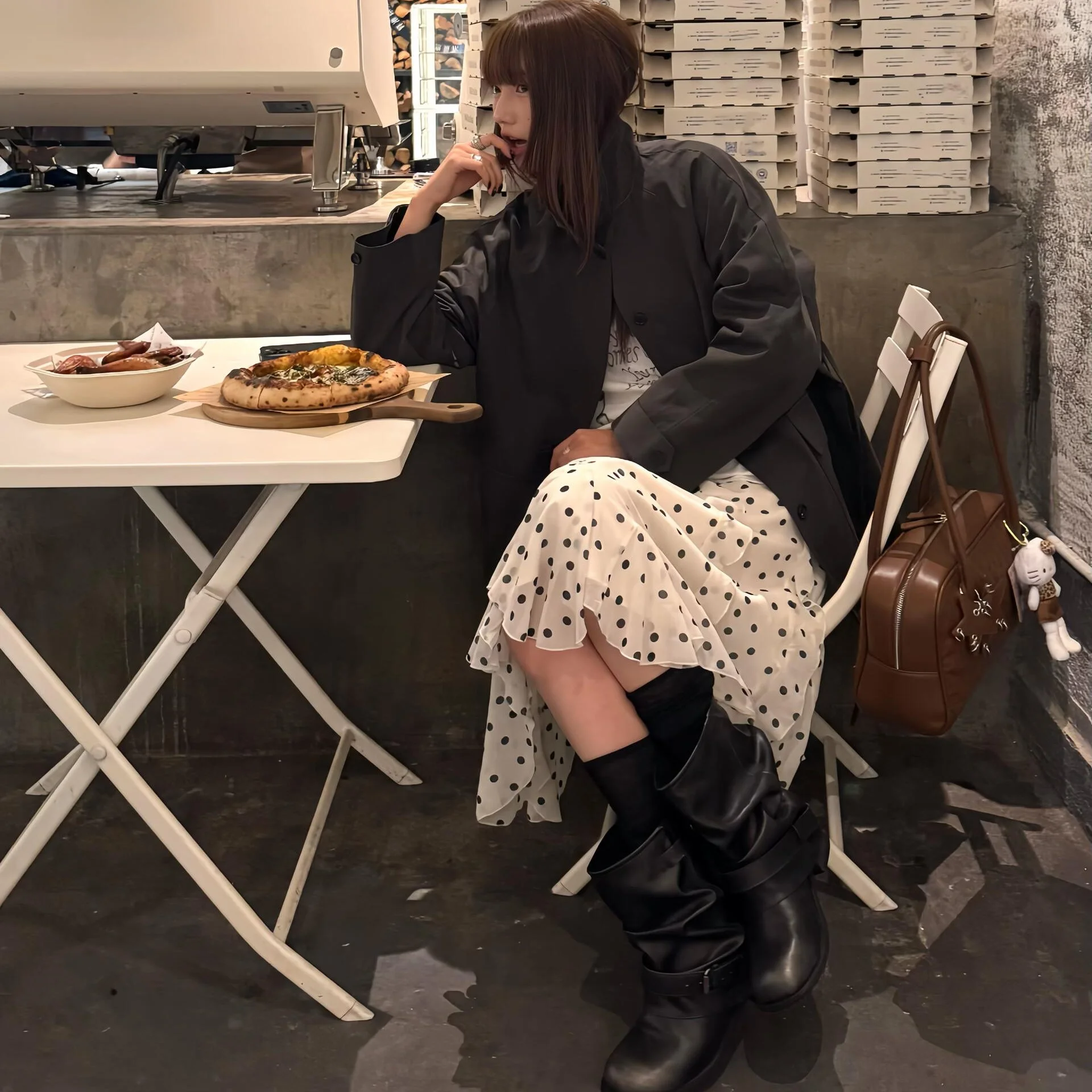 おしゃれなアシンメトリーレースフリルの杏色ロングスカート【春秋・カジュアル・ドット柄】