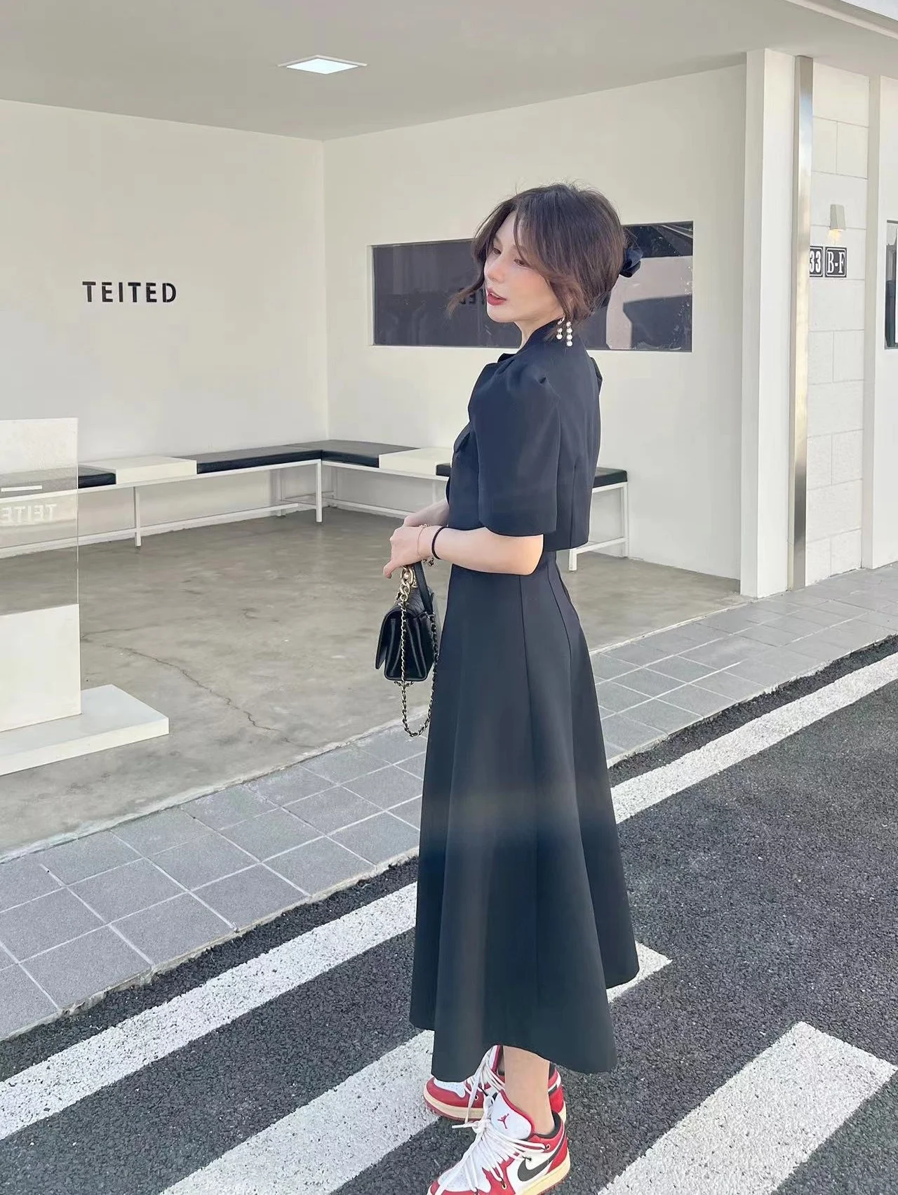 30代のトレンドファッションは、ショートジャケットとロングスカートのセットで決まる？