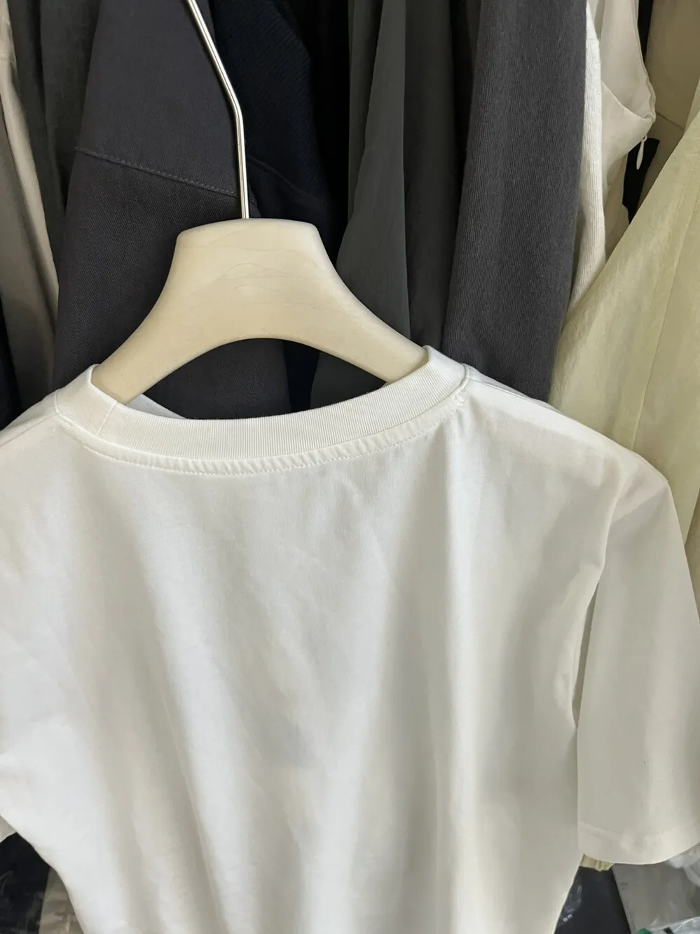通勤用Tシャツはどう選ぶ？韓国風カートゥーンデザインが今、オフィスカジュアルの新潮流を変える