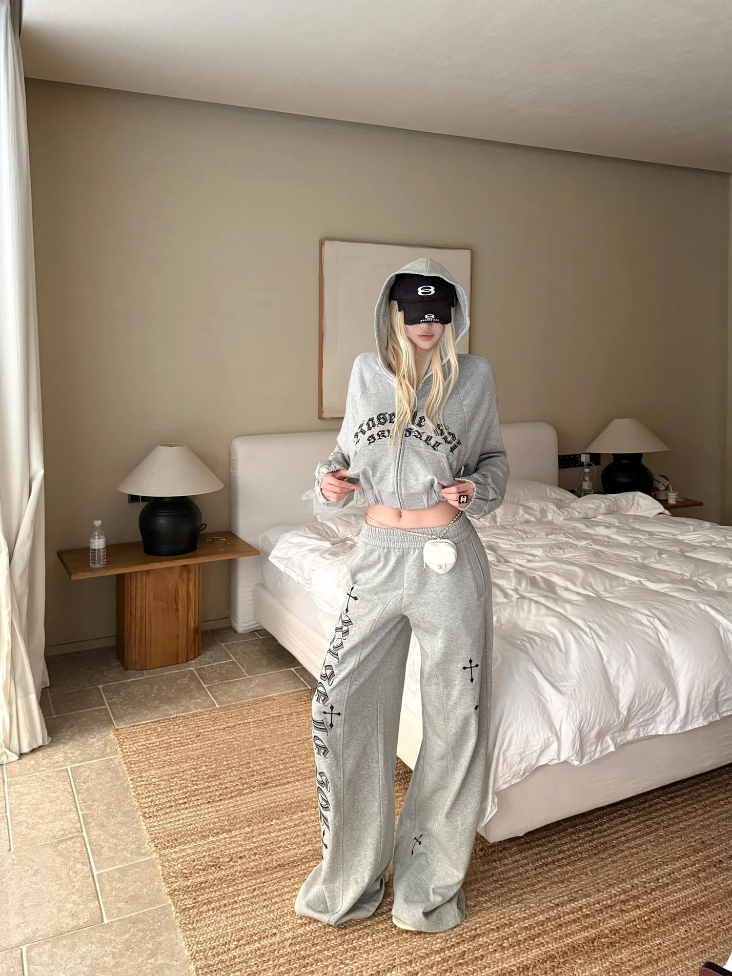 グレーの短丈フード付きパーカーとワイドパンツセットアップの特徴と実用性