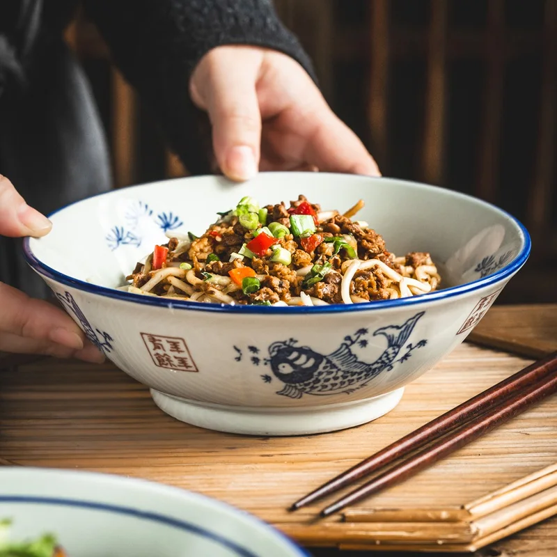 陶器製の大きな麺用ボウル：レトロデザインが特徴の家庭用おわん型 の実用性と使い方
