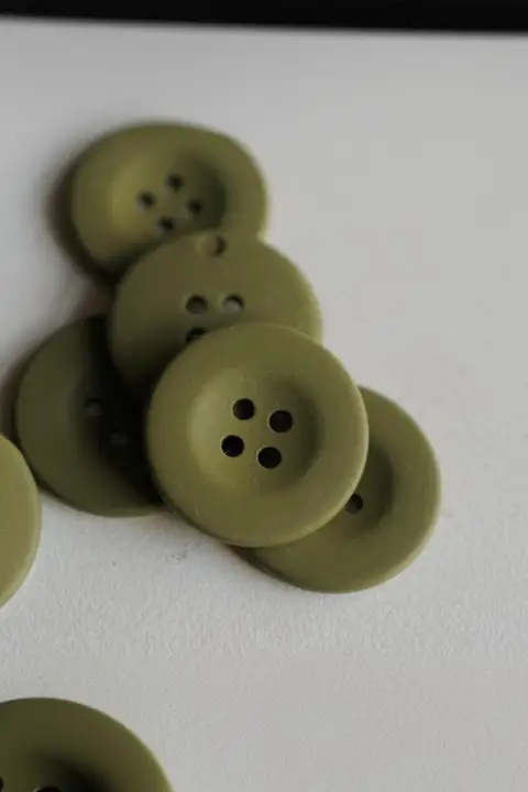 マットカーキ色の金属ボタン【20mm・高品質】