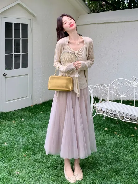 女性用ナチュラルカラー長袖トップスとピンクのハイウエストスカート【夏用・トレンド・エレガント】（セットアップ対応）