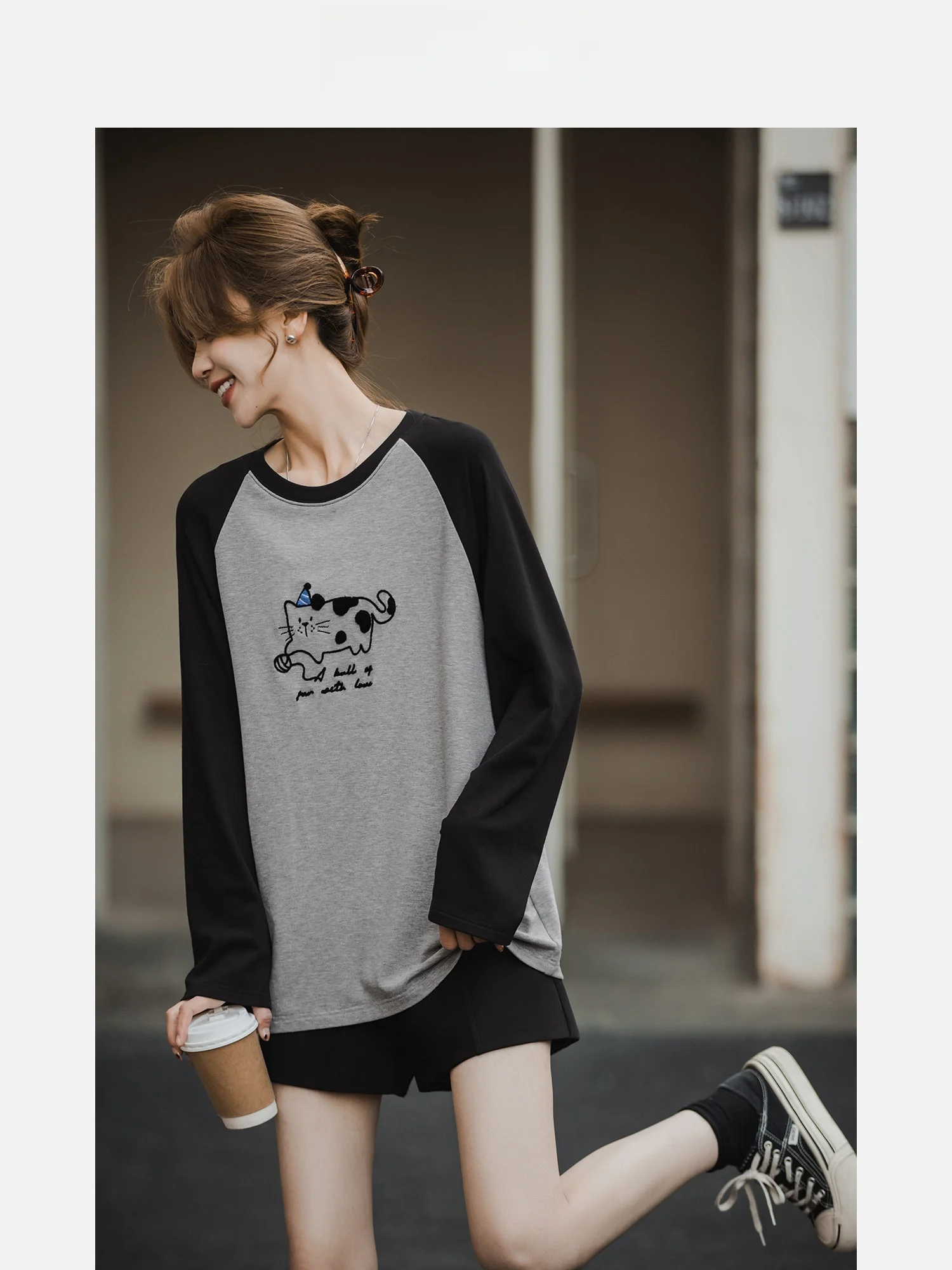 ショッキングピンクの長袖Tシャツ：グレーと黒のステッチで日常を彩る