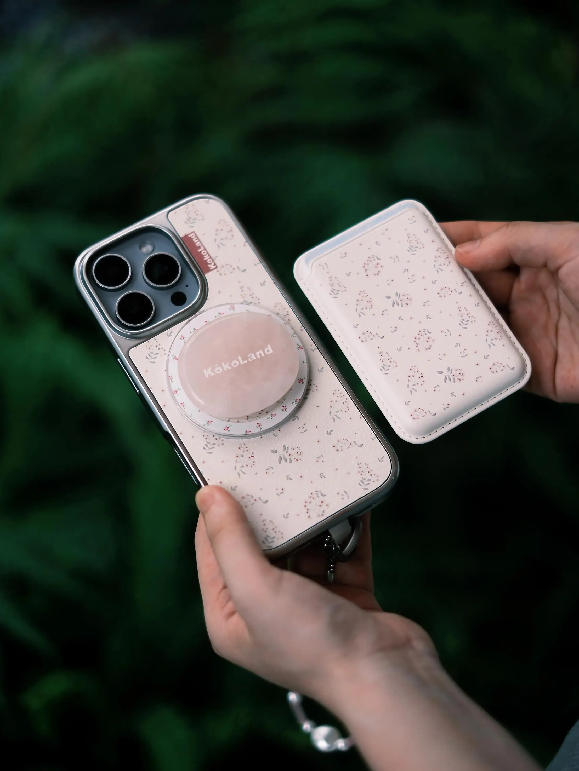 フラワーデザインのマグネットフルカバー iPhone用：スマホカードケースの貼り付け方法と実用性