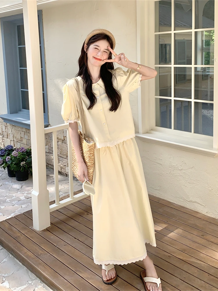 アイボリー色のドールカラーシャツとスカート：夏用学院風の可愛らしさを実現