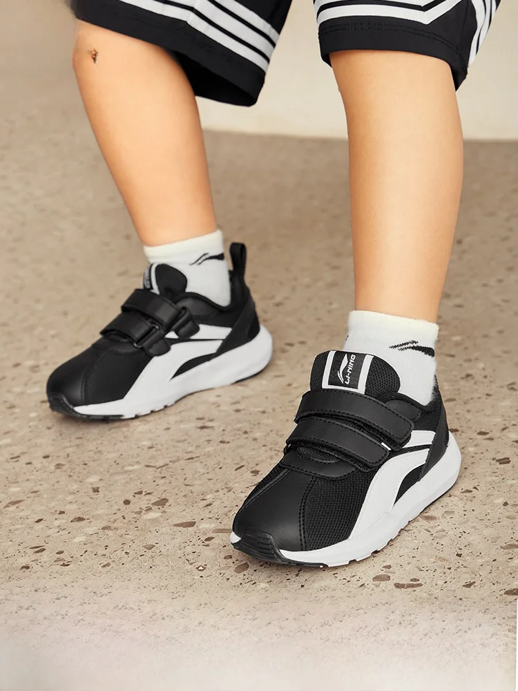 1歳の男の子の足のサイズはどれくらい？正しい測り方とおすすめのシューズ選びのコツとは？